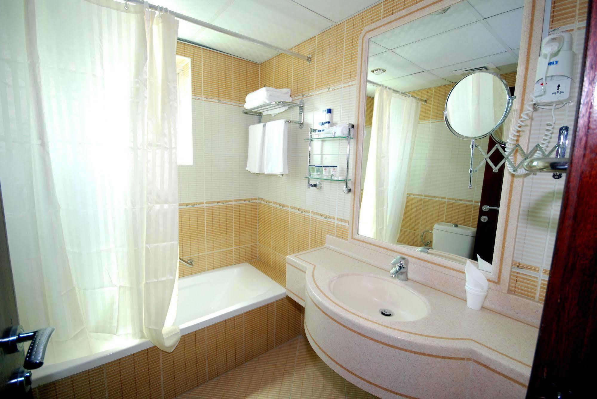 Al Bustan Tower Hotel Suites Sharjah Eksteriør bilde